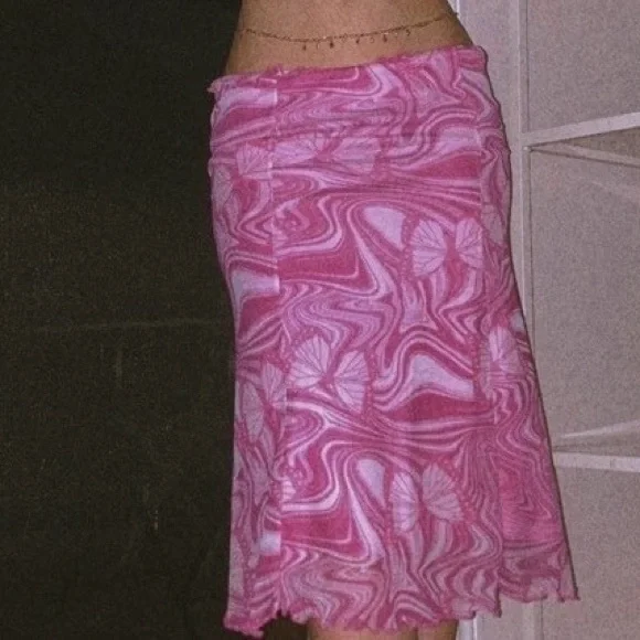 Pink Swirl Pattern Skirt - Picture 4 of 4